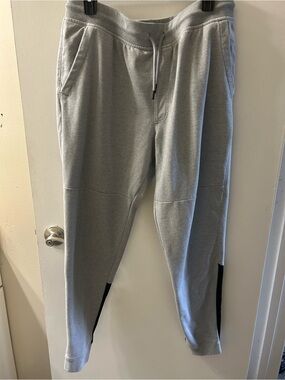 Under Armour Men's Light Gray Drawstring Joggers with Black Accents
